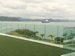 Esta propiedad ofrece un lugar privado con maravillosas vistas del Canal de PanamÌÁ